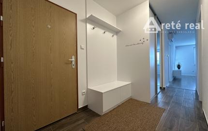 ARETÉ REAL - PREDAJ NÁDHERNÉHO BYTU S DVOMA PARKOVACÍMI MIESTAMI, SLOVENSKÝ GROB, PRI JAZERE