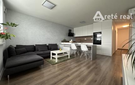 ARETÉ REAL - PREDAJ NÁDHERNÉHO BYTU S DVOMA PARKOVACÍMI MIESTAMI, SLOVENSKÝ GROB, PRI JAZERE