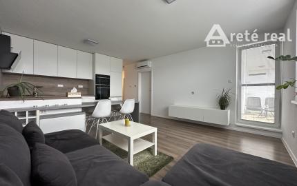 ARETÉ REAL - PREDAJ NÁDHERNÉHO BYTU S DVOMA PARKOVACÍMI MIESTAMI, SLOVENSKÝ GROB, PRI JAZERE