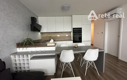 ARETÉ REAL - PREDAJ NÁDHERNÉHO BYTU S DVOMA PARKOVACÍMI MIESTAMI, SLOVENSKÝ GROB, PRI JAZERE