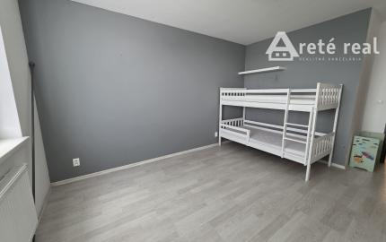 Areté real- Predaj výborne riešeného, priestranného 2-izbového bytu s balkónom a parkovacím miestom v dobrej lokalite, ul. Koceľova, Slovenský Grob