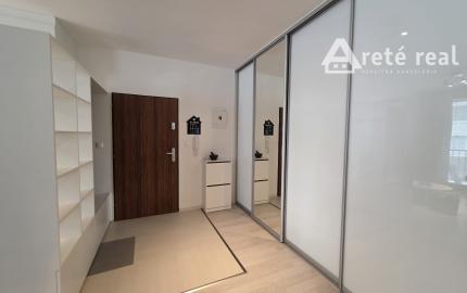 Areté real- Predaj výborne riešeného, priestranného 2-izbového bytu s balkónom a parkovacím miestom v dobrej lokalite, ul. Koceľova, Slovenský Grob