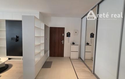 Areté real- Predaj výborne riešeného, priestranného 2-izbového bytu s balkónom a parkovacím miestom v dobrej lokalite, ul. Koceľova, Slovenský Grob