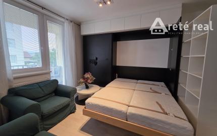 Areté real- Predaj výborne riešeného, priestranného 2-izbového bytu s balkónom a parkovacím miestom v dobrej lokalite, ul. Koceľova, Slovenský Grob