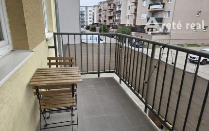 Areté real- Predaj výborne riešeného, priestranného 2-izbového bytu s balkónom a parkovacím miestom v dobrej lokalite, ul. Koceľova, Slovenský Grob