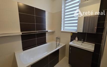 Areté real- Predaj výborne riešeného, priestranného 2-izbového bytu s balkónom a parkovacím miestom v dobrej lokalite, ul. Koceľova, Slovenský Grob