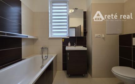 Areté real- Predaj výborne riešeného, priestranného 2-izbového bytu s balkónom a parkovacím miestom v dobrej lokalite, ul. Koceľova, Slovenský Grob
