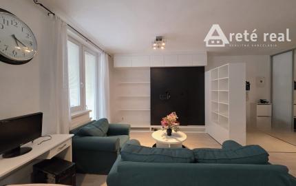 Areté real- Predaj výborne riešeného, priestranného 2-izbového bytu s balkónom a parkovacím miestom v dobrej lokalite, ul. Koceľova, Slovenský Grob