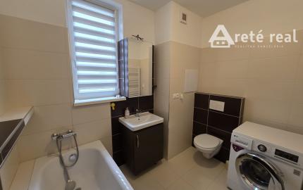 Areté real- Predaj výborne riešeného, priestranného 2-izbového bytu s balkónom a parkovacím miestom v dobrej lokalite, ul. Koceľova, Slovenský Grob
