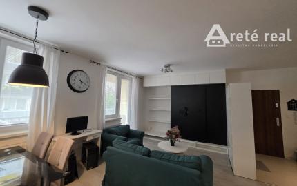 Areté real- Predaj výborne riešeného, priestranného 2-izbového bytu s balkónom a parkovacím miestom v dobrej lokalite, ul. Koceľova, Slovenský Grob