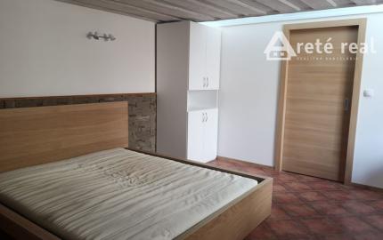 Areté real - Prenájom pekného zariadeného 2-izbového bytu s parkovacím miestom vo Viničnom