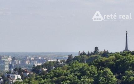 PONÚKAME NA PREDAJ 4 IZBOVÝ, VÝBORNE RIEŠENÝ  BYT NA ul. LADISLAVA DÉRERA - KRAMÁRE, 3 LOGGIE, BEZBARIÉROVÝ PRÍSTUP