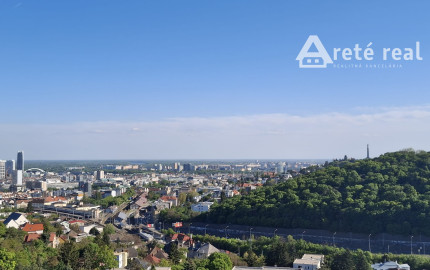 PREDAJ-Veľkorysý 4-izbový byt, pre rodinu ktorá túži po svetle, pokoji  a priestore, kde môže rásť. Každé okno prináša slnko do tohto výnimočného bytu.