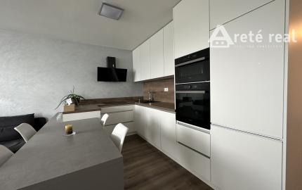 ARETÉ REAL - PREDAJ NÁDHERNÉHO BYTU S DVOMA PARKOVACÍMI MIESTAMI, SLOVENSKÝ GROB, PRI JAZERE