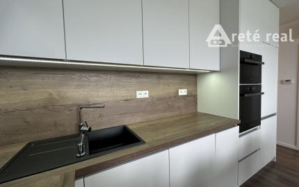 ARETÉ REAL - PREDAJ NÁDHERNÉHO BYTU S DVOMA PARKOVACÍMI MIESTAMI, SLOVENSKÝ GROB, PRI JAZERE
