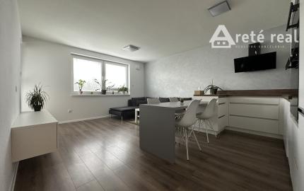 ARETÉ REAL - PREDAJ NÁDHERNÉHO BYTU S DVOMA PARKOVACÍMI MIESTAMI, SLOVENSKÝ GROB, PRI JAZERE
