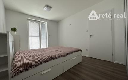 ARETÉ REAL - PREDAJ NÁDHERNÉHO BYTU S DVOMA PARKOVACÍMI MIESTAMI, SLOVENSKÝ GROB, PRI JAZERE