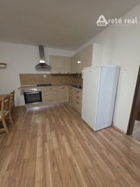 Areté real- Prenájom 2-izbového bytu s parkovacím miestom v centre Pezinka