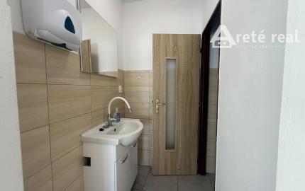 Areté real, Prenájom 87,2 m2 obchodného priestoru s parkovacím miestom v priamom centre mesta Pezinok