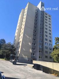 Areté real - Vám ponúka na predaj 3-izbový byt so zasklenou lodžiou a pekným výhľadom na okolitú zeleň