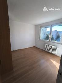 Areté real - Vám ponúka na predaj 3-izbový byt so zasklenou lodžiou a pekným výhľadom na okolitú zeleň