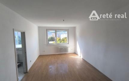 Areté real - Vám ponúka na predaj 3-izbový byt so zasklenou lodžiou a pekným výhľadom na okolitú zeleň