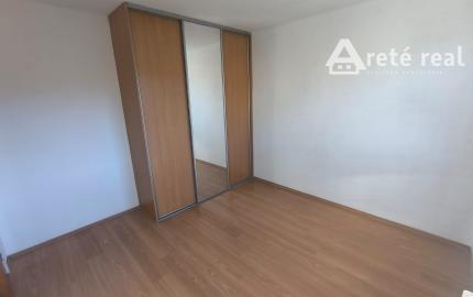 Areté real - Vám ponúka na predaj 3-izbový byt so zasklenou lodžiou a pekným výhľadom na okolitú zeleň