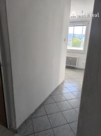 Areté real - Vám ponúka na predaj 3-izbový byt so zasklenou lodžiou a pekným výhľadom na okolitú zeleň