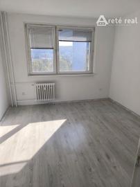 Areté real - Vám ponúka na predaj 3-izbový byt so zasklenou lodžiou a pekným výhľadom na okolitú zeleň