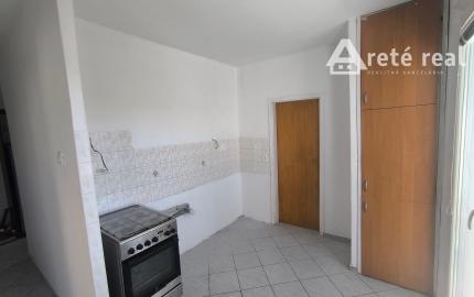 Areté real - Vám ponúka na predaj 3-izbový byt so zasklenou lodžiou a pekným výhľadom na okolitú zeleň