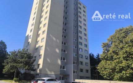 Areté real - Vám ponúka na predaj 3-izbový byt so zasklenou lodžiou a pekným výhľadom na okolitú zeleň