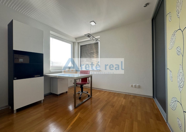 ARETÉ REAL - PRENÁJOM ZARIADENÉHO 3-IZBOVÉHO BYTU S PRIESTRANNOU LODŽIOU, PARKOVACÍM STÁTÍM,  ENERGIAMI, KTV, INTERNETOM, KLIMATIZÁCIOU, PEZINOK, ŠANCOVÁ