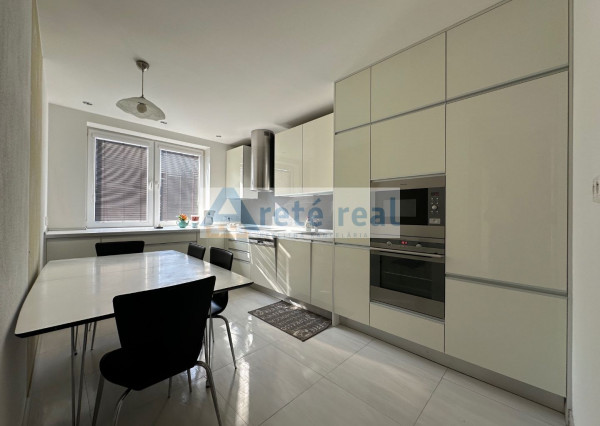 ARETÉ REAL - PRENÁJOM ZARIADENÉHO 3-IZBOVÉHO BYTU S PRIESTRANNOU LODŽIOU, PARKOVACÍM STÁTÍM,  ENERGIAMI, KTV, INTERNETOM, KLIMATIZÁCIOU, PEZINOK, ŠANCOVÁ