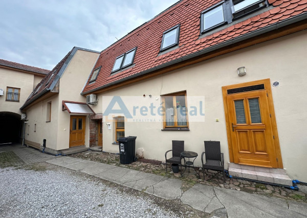 ARETÉ REAL - INVESTIČNÁ PRÍLEŽITOSŤ, PREDAJ RODINNÉHO DOMU S NEBYTOVÝMI A BYTOVÝMI PRIESTORMI V PRIAMOM CENTRE