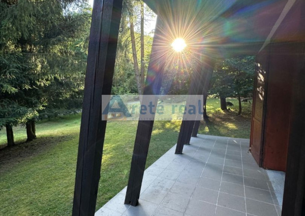 ARETÉ REAL – PREDAJ DVOCH REKREAČNÝCH CHÁT V RADOVEJ ZÁSTAVBE, LIMBACH, MEDVEDIE ÚDOLIE