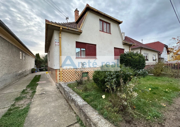 REZERVOVANÉ - ARETÉ REAL - PREDAJ 5-IZBOVÉHO RODINNÉHO DOMU S GARÁŽOU A S VEĽKORYSÝM 1047 m2 POZEMKOM