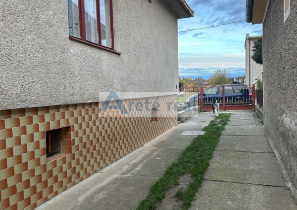 REZERVOVANÉ - ARETÉ REAL - PREDAJ 5-IZBOVÉHO RODINNÉHO DOMU S GARÁŽOU A S VEĽKORYSÝM 1047 m2 POZEMKOM