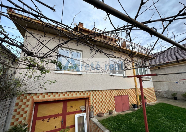 REZERVOVANÉ - ARETÉ REAL - PREDAJ 5-IZBOVÉHO RODINNÉHO DOMU S GARÁŽOU A S VEĽKORYSÝM 1047 m2 POZEMKOM