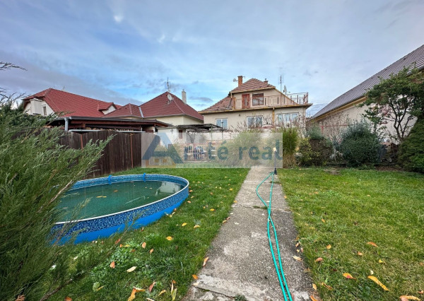 REZERVOVANÉ - ARETÉ REAL - PREDAJ 5-IZBOVÉHO RODINNÉHO DOMU S GARÁŽOU A S VEĽKORYSÝM 1047 m2 POZEMKOM