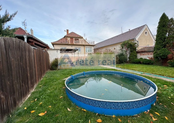 REZERVOVANÉ - ARETÉ REAL - PREDAJ 5-IZBOVÉHO RODINNÉHO DOMU S GARÁŽOU A S VEĽKORYSÝM 1047 m2 POZEMKOM