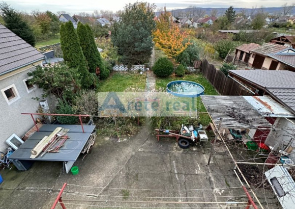 REZERVOVANÉ - ARETÉ REAL - PREDAJ 5-IZBOVÉHO RODINNÉHO DOMU S GARÁŽOU A S VEĽKORYSÝM 1047 m2 POZEMKOM