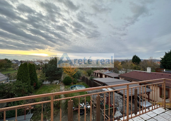 REZERVOVANÉ - ARETÉ REAL - PREDAJ 5-IZBOVÉHO RODINNÉHO DOMU S GARÁŽOU A S VEĽKORYSÝM 1047 m2 POZEMKOM