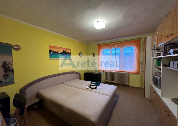 REZERVOVANÉ - ARETÉ REAL - PREDAJ 5-IZBOVÉHO RODINNÉHO DOMU S GARÁŽOU A S VEĽKORYSÝM 1047 m2 POZEMKOM