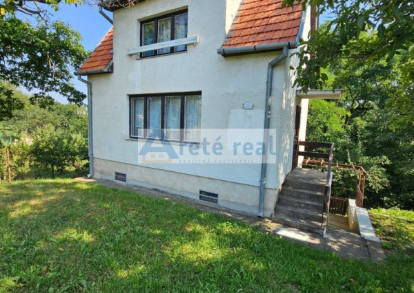 Areté real - Predaj pekného pozemku s rekreačnou chatou v tichej ulici v obci Šenkvice, ul. Agátová