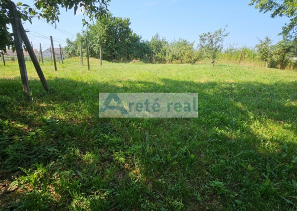 Areté real - Predaj pekného pozemku s rekreačnou chatou v tichej ulici v obci Šenkvice, ul. Agátová