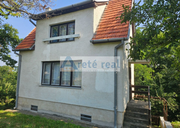 Areté real - Predaj pekného pozemku s rekreačnou chatou v tichej ulici v obci Šenkvice, ul. Agátová