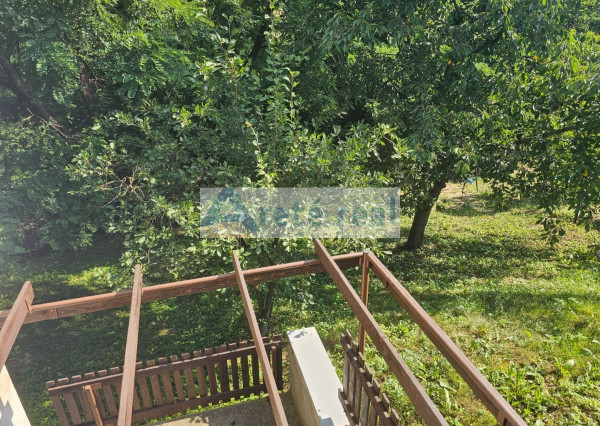 Areté real - Predaj pekného pozemku s rekreačnou chatou v tichej ulici v obci Šenkvice, ul. Agátová