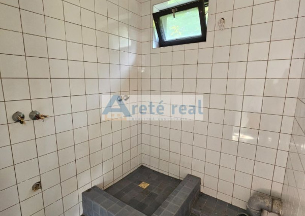 Areté real - Predaj pekného pozemku s rekreačnou chatou v tichej ulici v obci Šenkvice, ul. Agátová