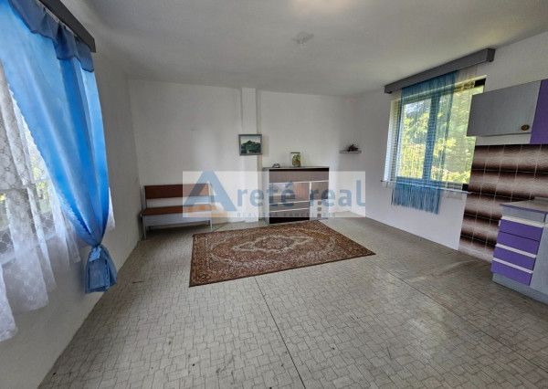 Areté real - Predaj pekného pozemku s rekreačnou chatou v tichej ulici v obci Šenkvice, ul. Agátová