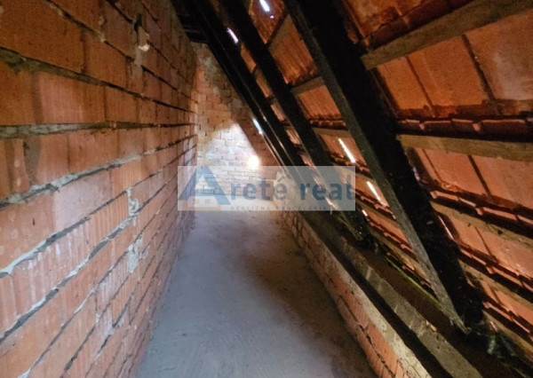 Areté real - Predaj pekného pozemku s rekreačnou chatou v tichej ulici v obci Šenkvice, ul. Agátová